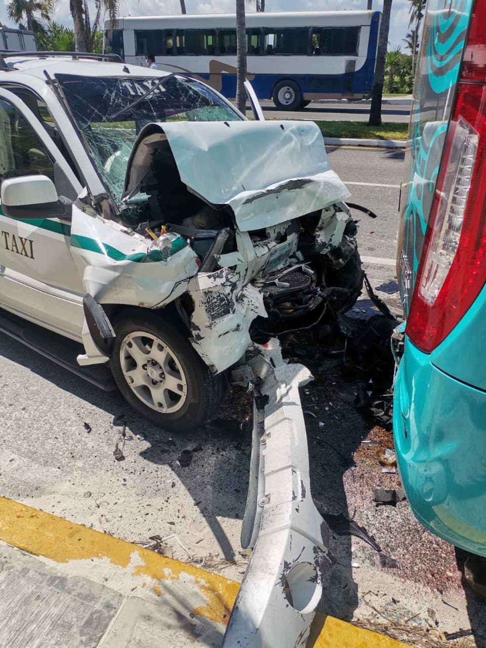 Choca taxi y camión turístico en zona hotelera de Cancún; hay un hospitalizado