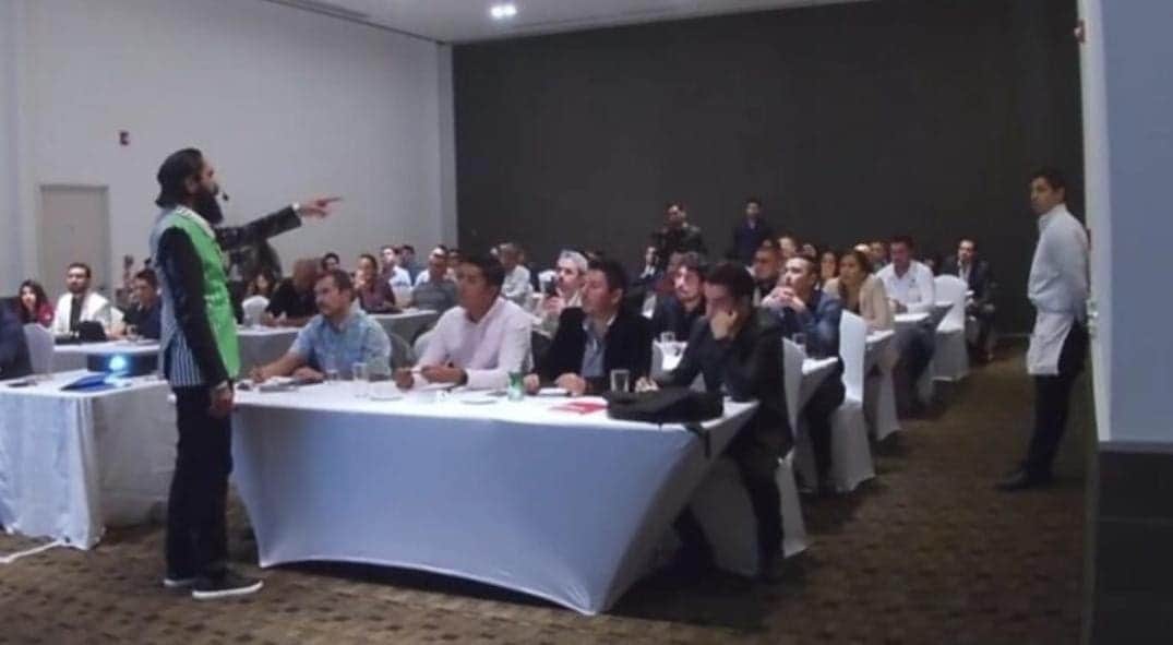 'Yo tomé tu curso y gratis', responde mesero a Carlos Muñoz