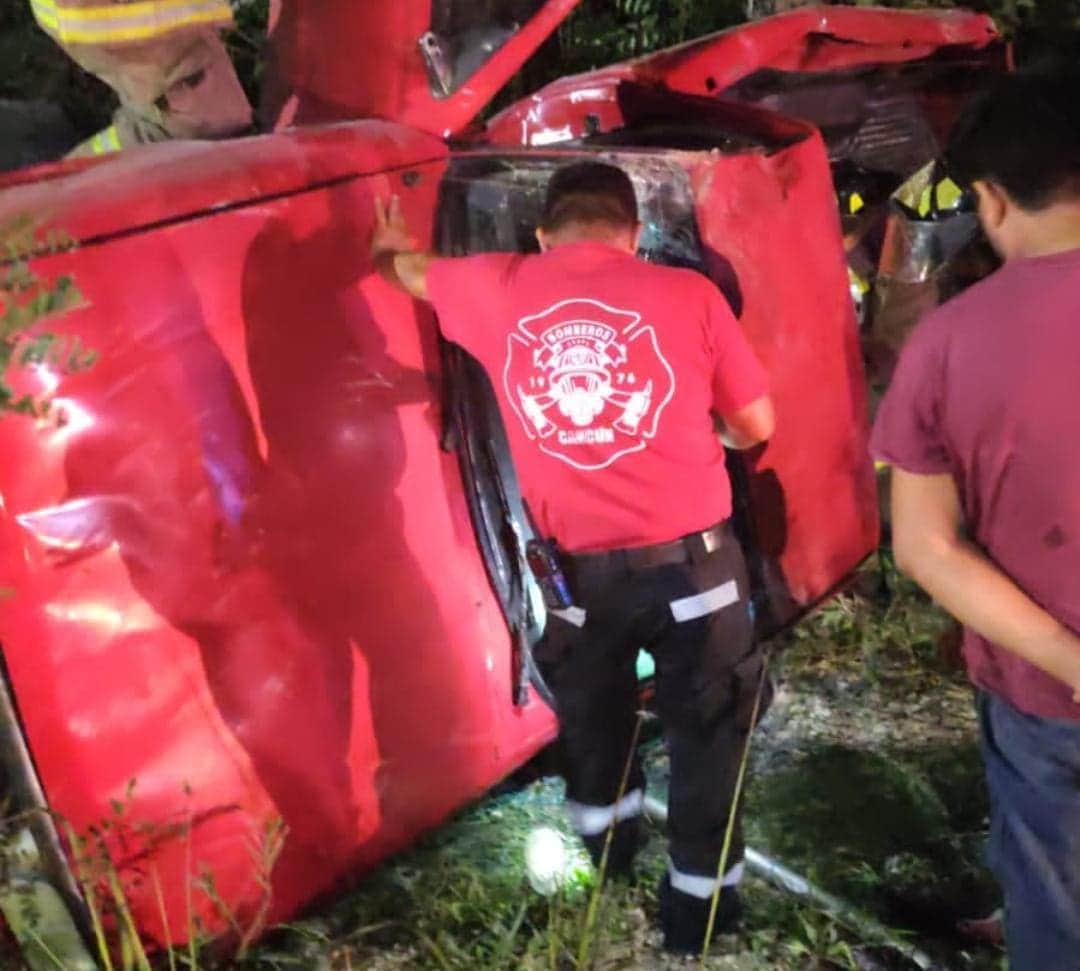Sobrevive a volcadura en el arco vial de Cancún