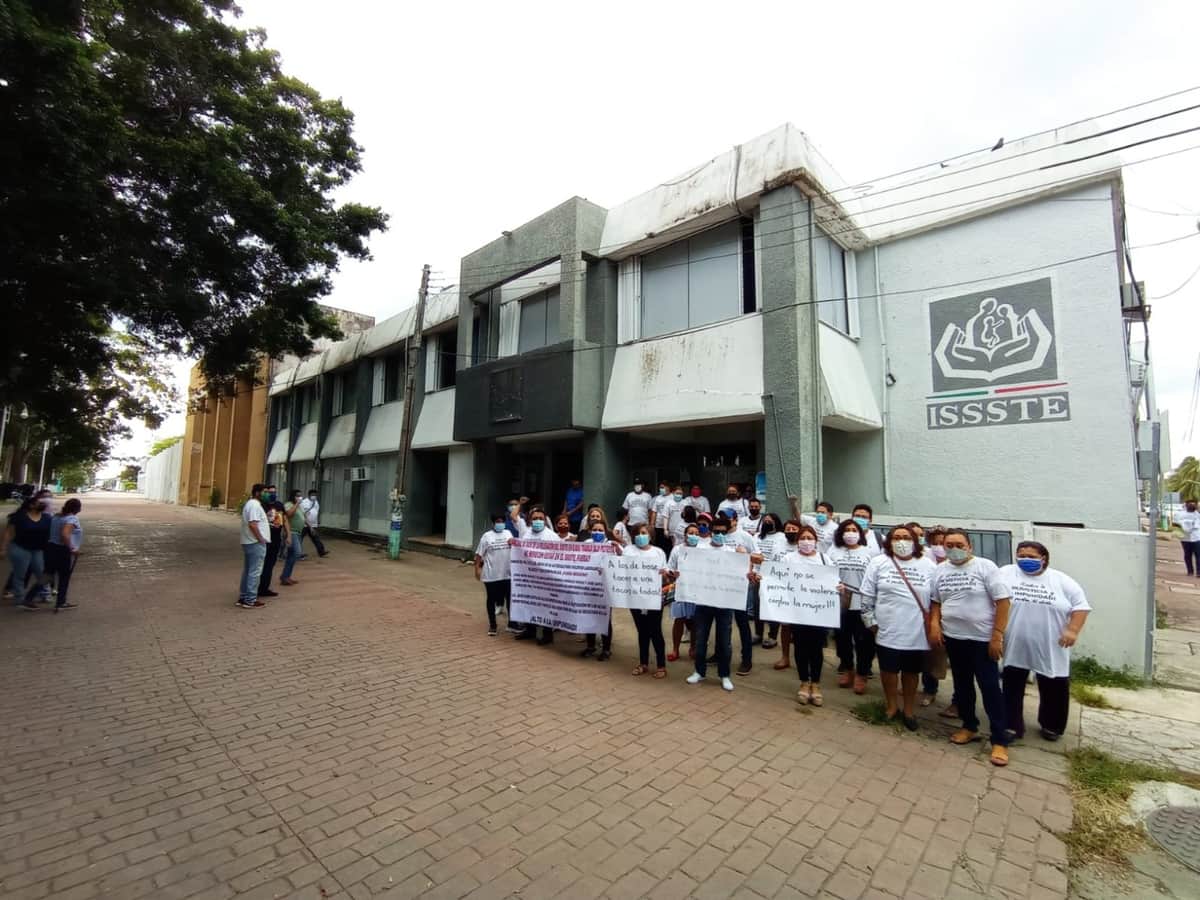 Protestan trabajadores del ISSSTE; denuncian violencia de género por supervisor