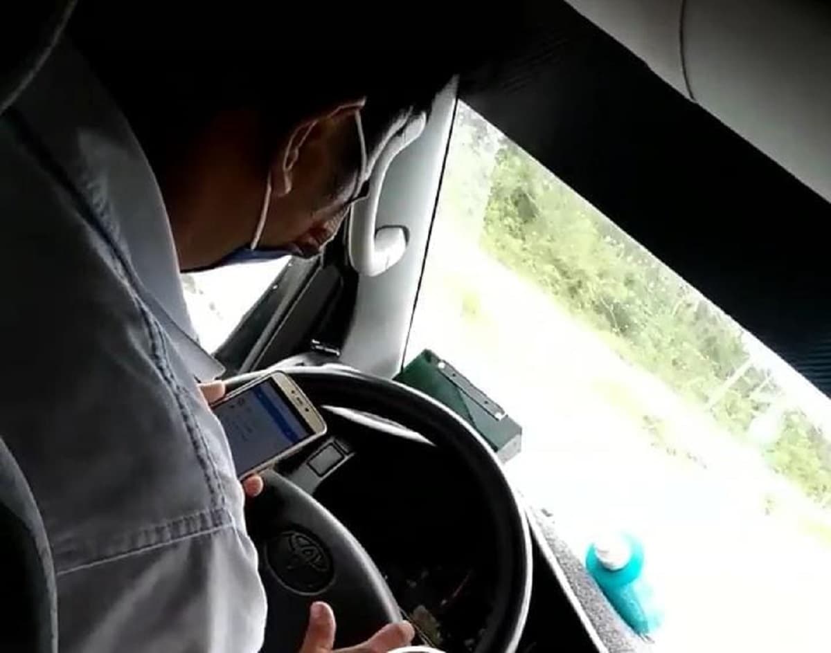 VIDEO: Chofer de van Playa-Carrillo maneja, habla por celular y escribe mensajes al mismo tiempo