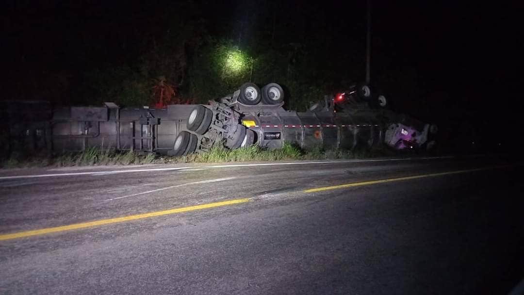 Vuelca pipa cargada de gasolina en carretera de José María Morelos