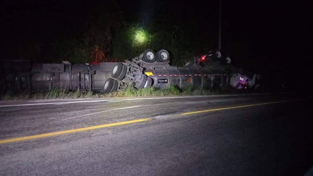 Vuelca pipa cargada de gasolina en carretera de José María Morelos
