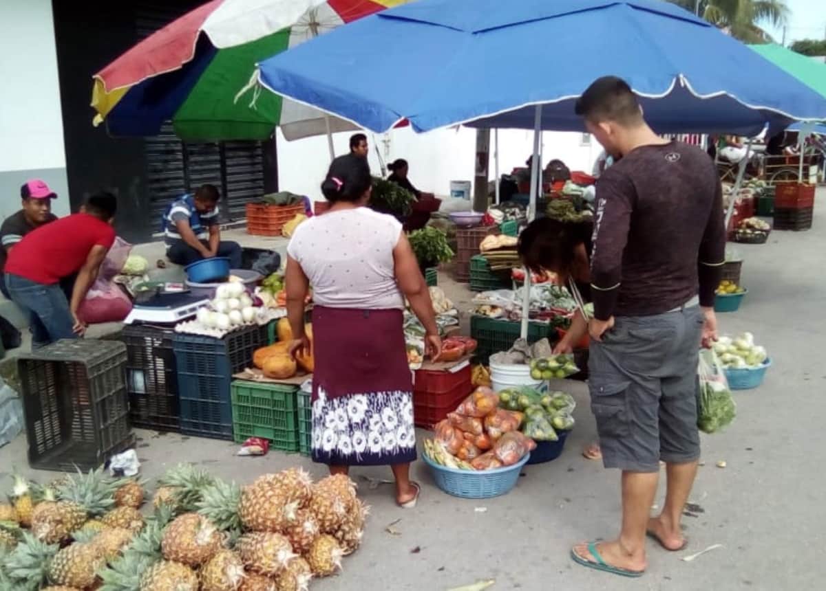 Aunque estemos en semáforo verde, tianguis de Cancún no cambiarán su aforo