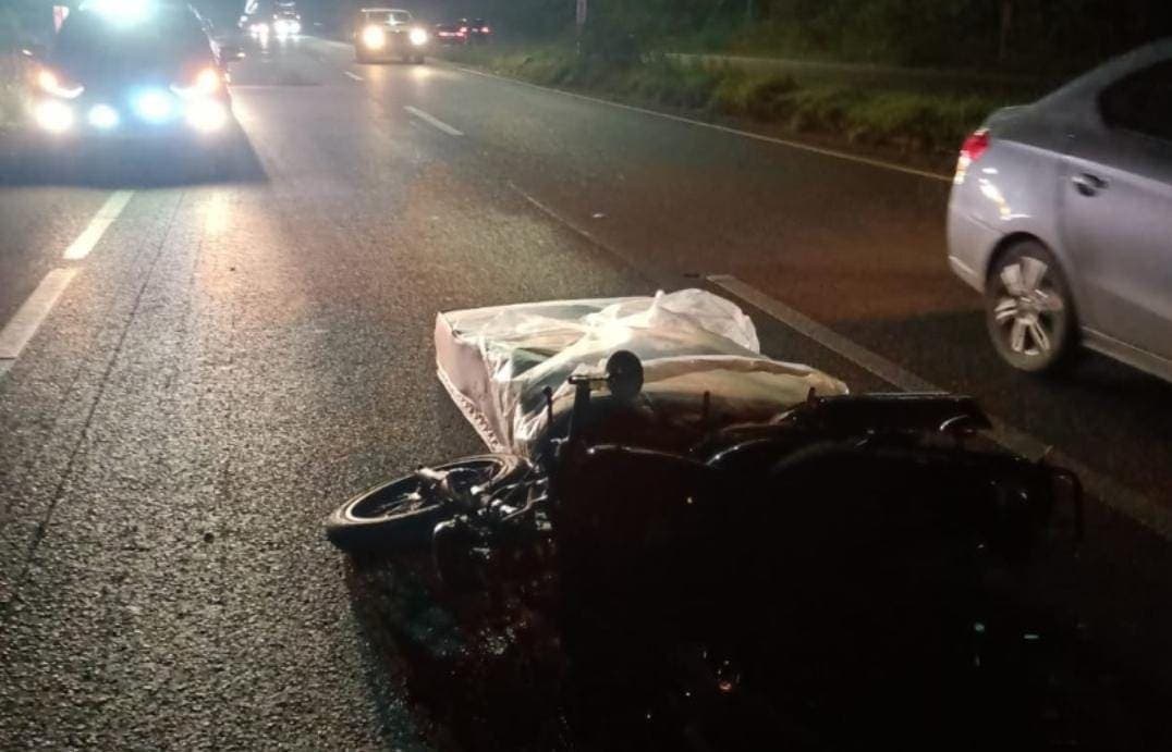 Colchón le cae encima a motociclista en Playa del Carmen