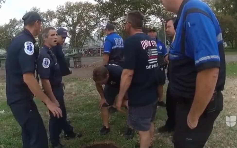 Madre se lanza a alcantarilla para rescatar a su hijo de 14 meses: 'Lo saqué'