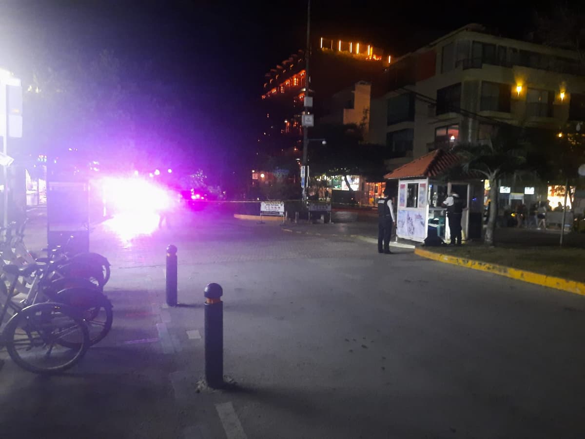 Sicarios ejecutan a policía en caseta de Playa del Carmen