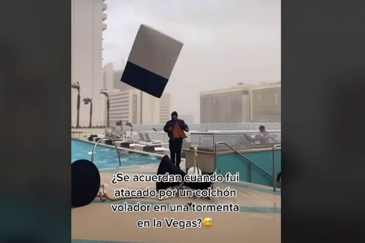 Un joven es golpeado por un colchón volador durante una tormenta