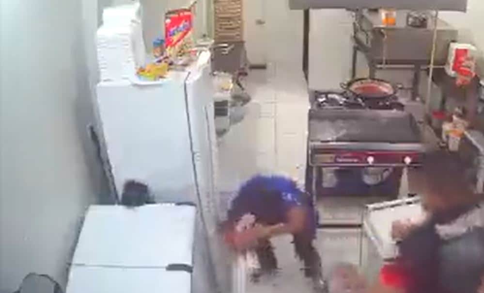 VIDEO: Panadero noquea con un rodillo de amasar a un asaltante y se vuelve viral