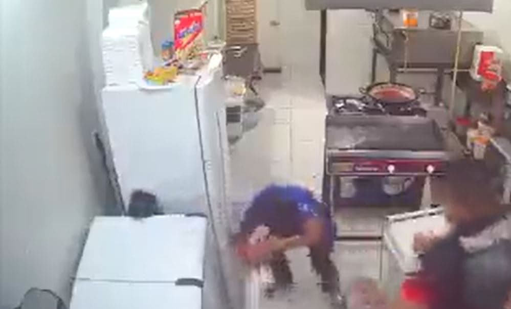 VIDEO: Panadero noquea con un rodillo de amasar a un asaltante y se vuelve viral