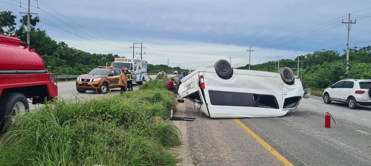 Vuelca una van en la carretera entre Playa del Carmen y Tulum