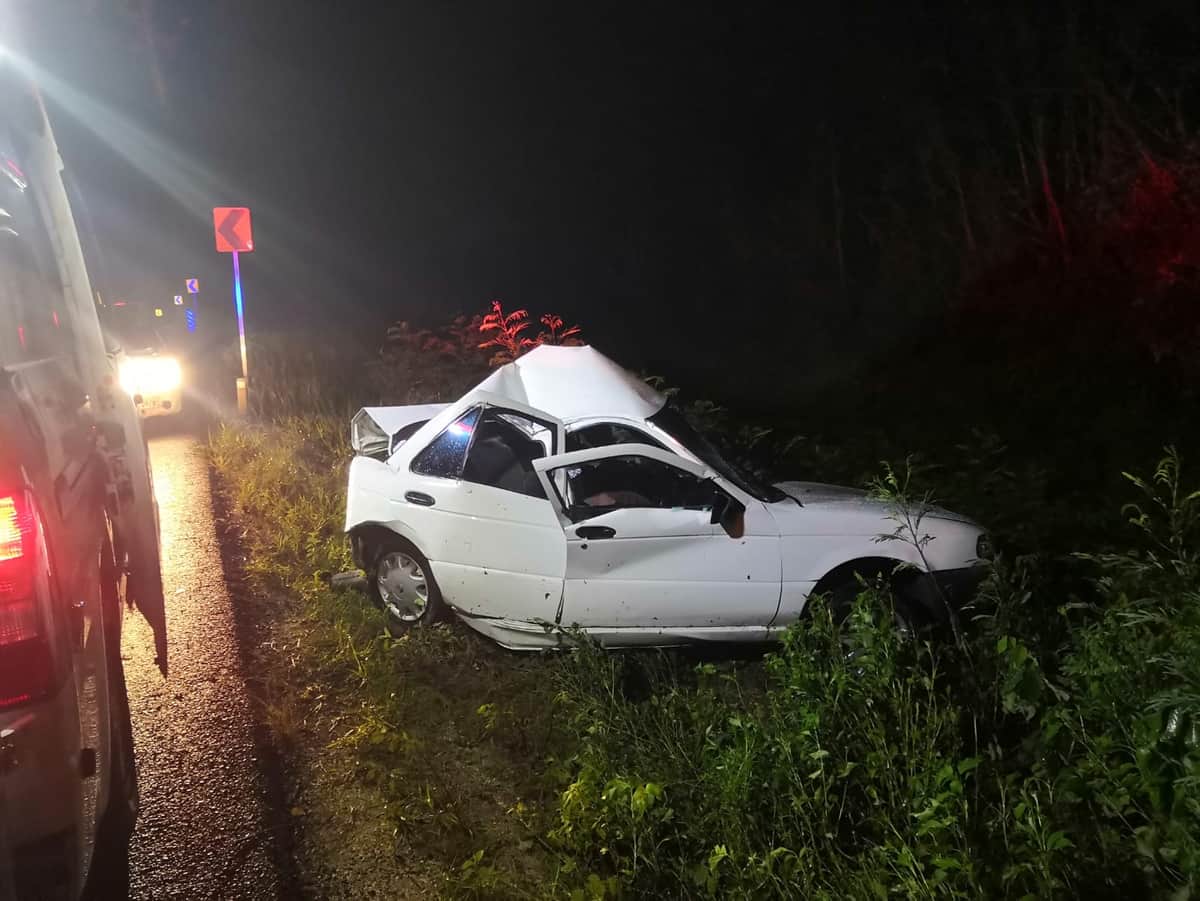 Muere conductor tras impactarse contra tráiler cerca de Tulum; trailero se da a la fuga