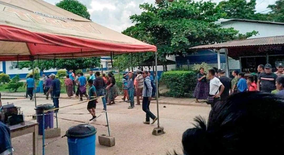 Antivacunas secuestran a enfermeras en Guatemala por horas