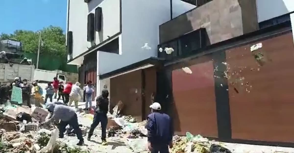 VIDEO: Trabajadores de limpieza llenan de basura casa del alcalde de Oaxaca por incumplir demandas