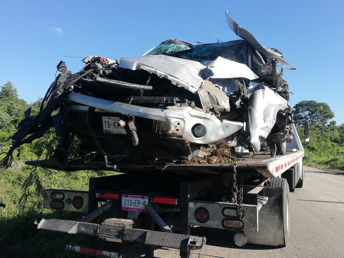 Camioneta vuelca en tramo carretero de Lázaro Cárdenas y deja dos hospitalizados