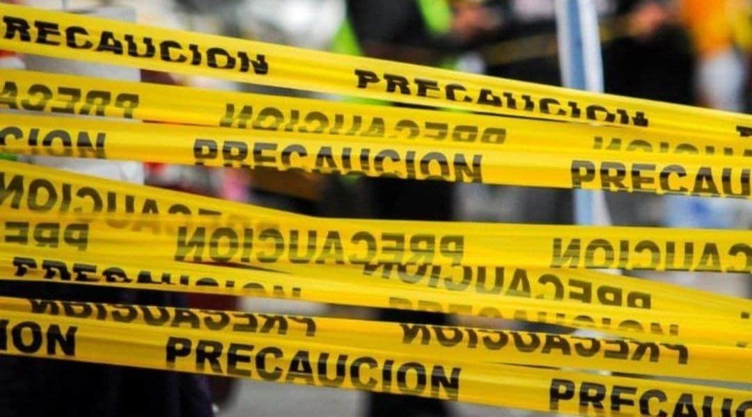 Joven cae de tercer piso de estacionamiento; investigan posible suicidio