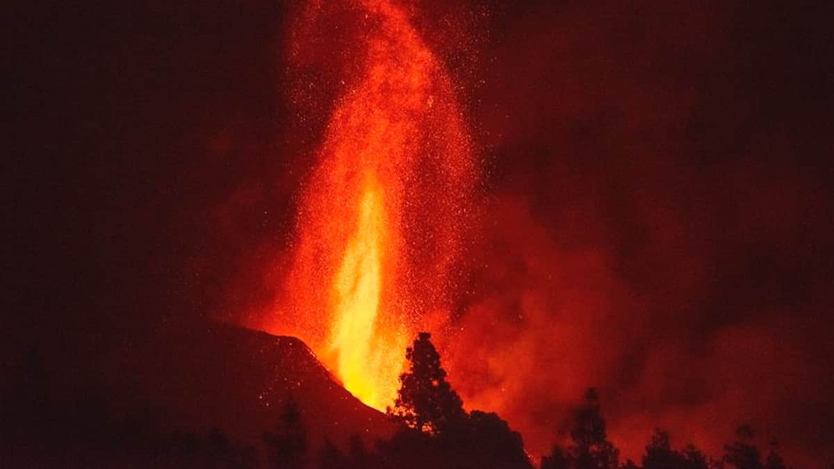 Erupción del volcán de La Palma se vuelve más agresiva y caudal de lava aumenta