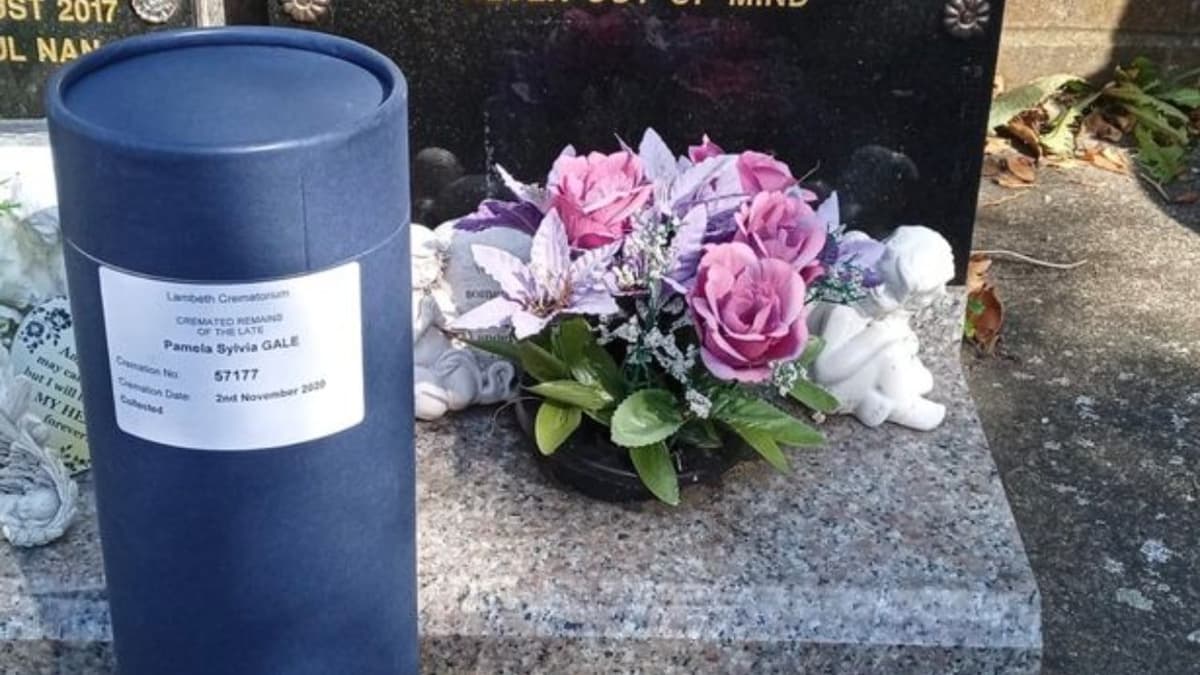 Olvida en dónde dejó las cenizas de su mamá tras pasarse de tragos y perder la memoria