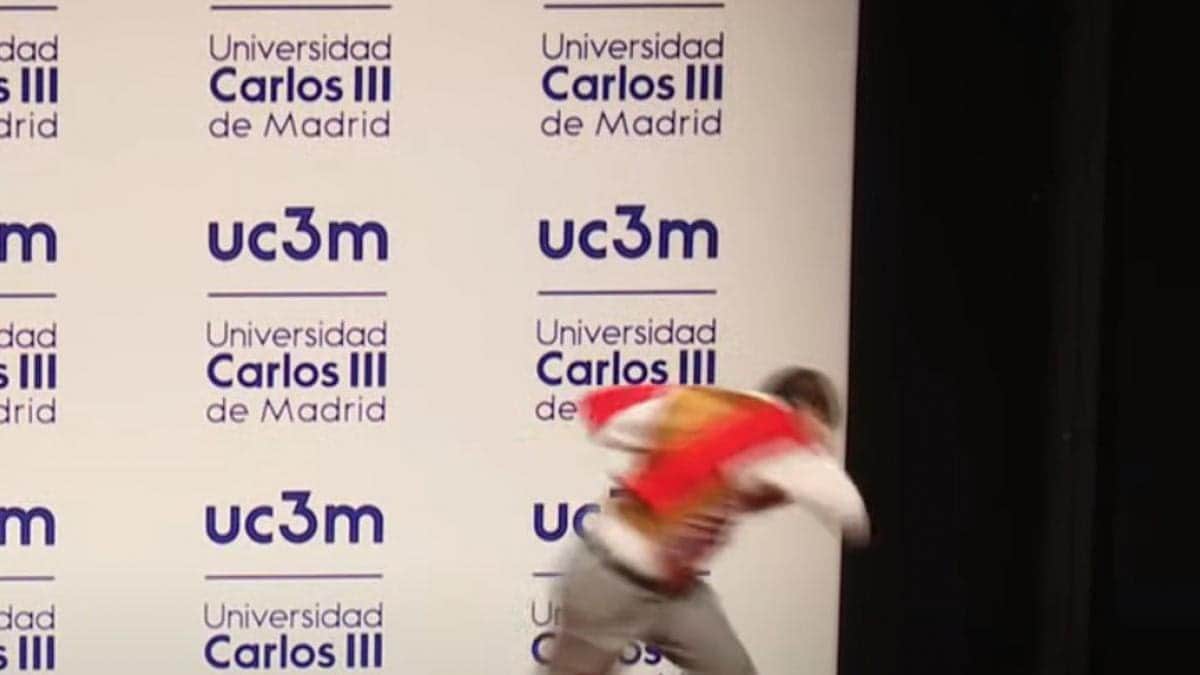 Cerrando con broche de oro la universidad: graduado tropieza en el escenario después de recoger su diploma