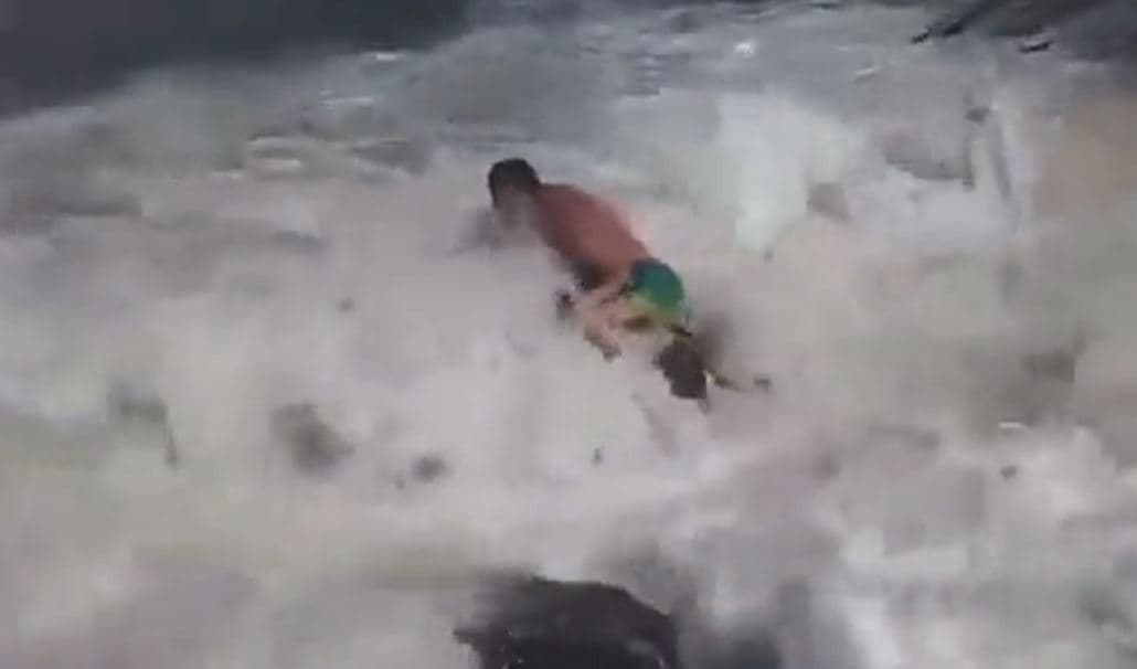 VIDEO: Mujer graba el momento en que su esposo pierde la vida arrastrado por las olas