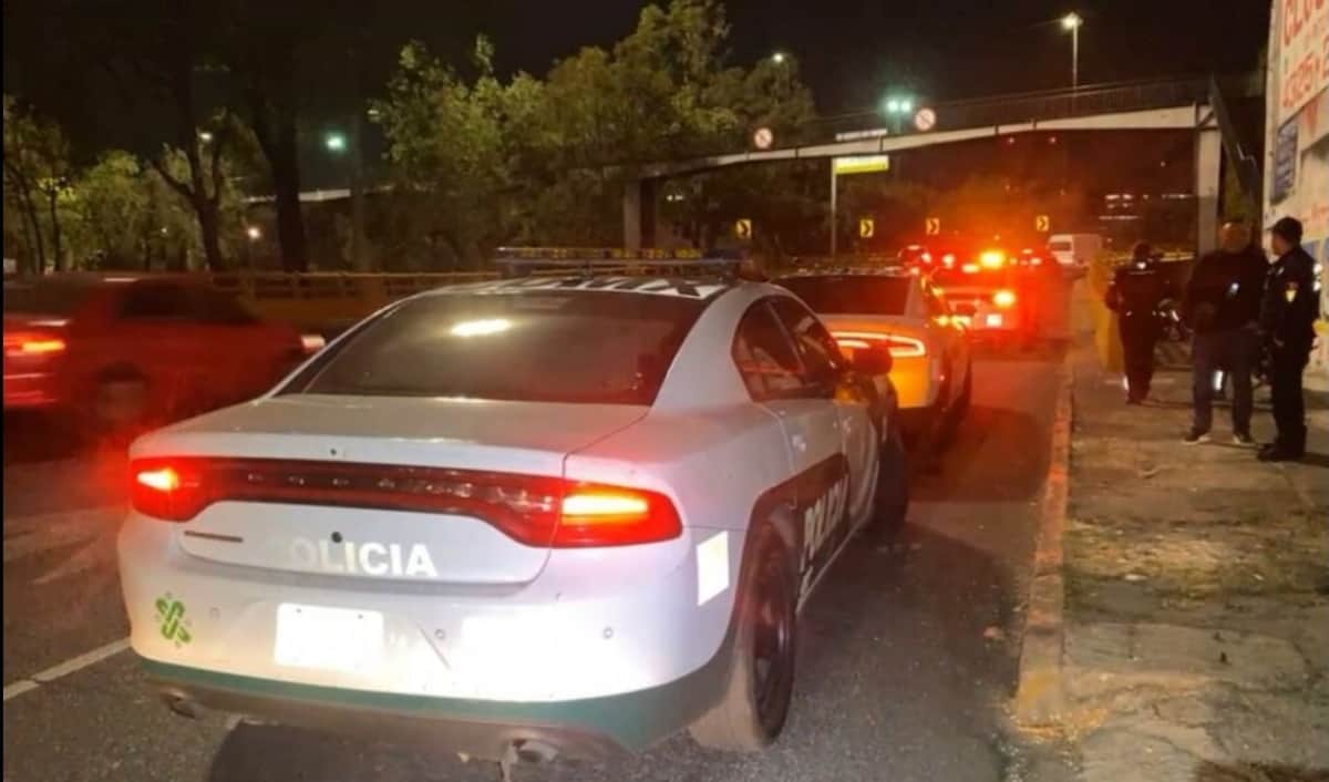 Asaltante le dispara a una mujer en el transporte público y pasajeros lo golpean