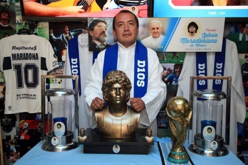 El primer bautizo en la iglesia de Maradona