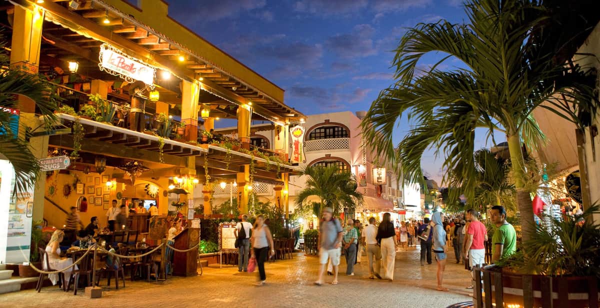 Comienzan 'limpia' de la Quinta Avenida en Playa del Carmen