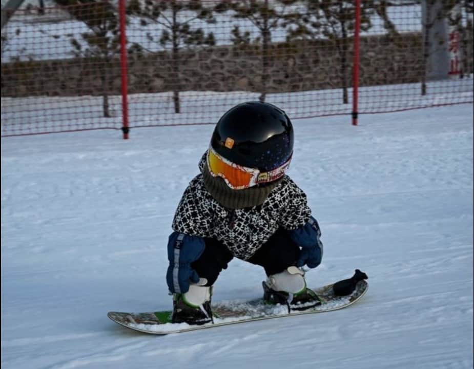 VIDEO: Bebé de apenas 11 meses ya practica snowboard y se vuelve viral