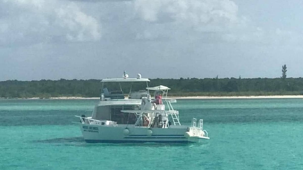 Yate arroja ancla sobre arrecife coralino en Cozumel