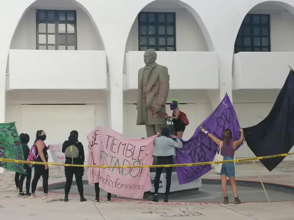 Marchan feministas por el '25N' en Cancún
