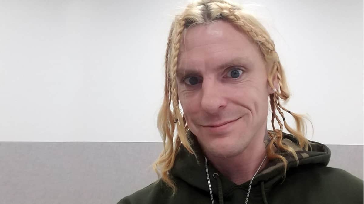 Delincuente se declara mujer, lo llevan a prisión femenina y abusó de compañera de celda