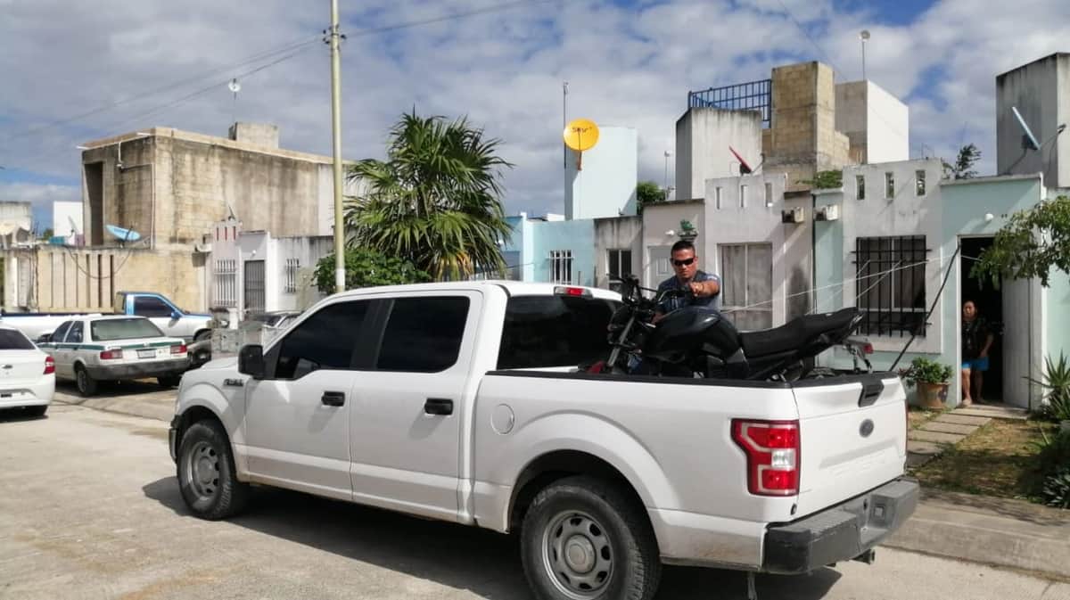 Detienen a tres presuntos narcomenudistas en Cancún, en cateo a domicilio