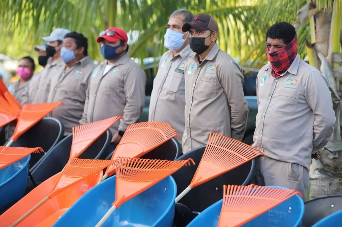 Blanca Merari Tziu Muñoz recibe en donación herramientas de trabajo para Servicios Públicos