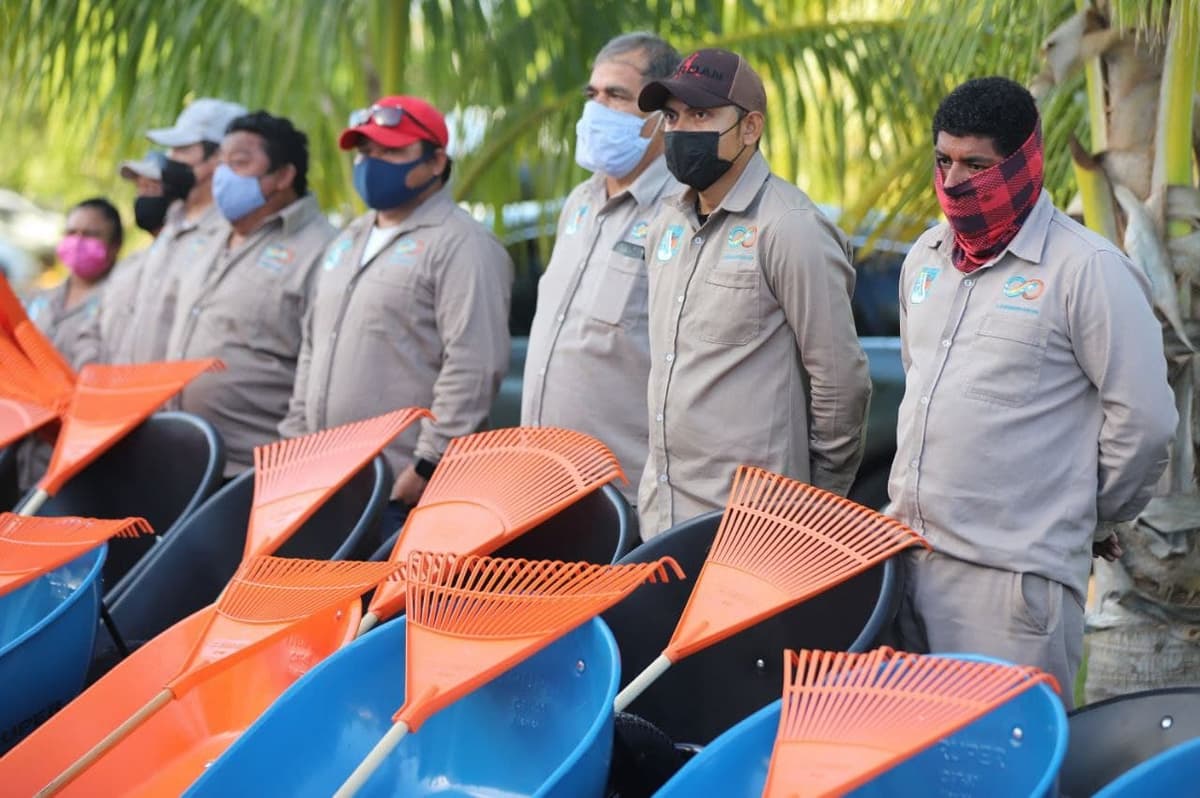 Blanca Merari Tziu Muñoz recibe en donación herramientas de trabajo para Servicios Públicos