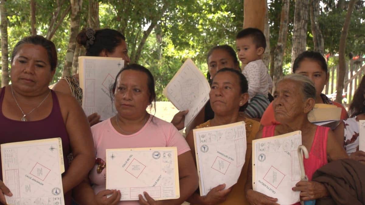 Fundadores de “Los Faisanes” reciben primeros contratos de propiedad