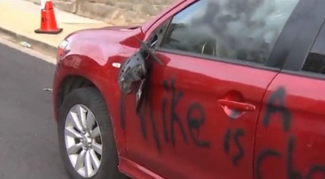 VIDEO: Le rayan y golpean el carro al 'Mike' que no es y confusión se vuelve viral