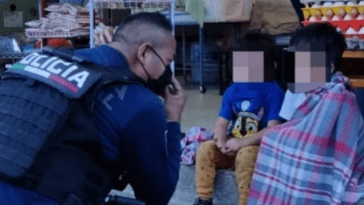 Policías rescatan a dos niños abandonados en Villas del Sol