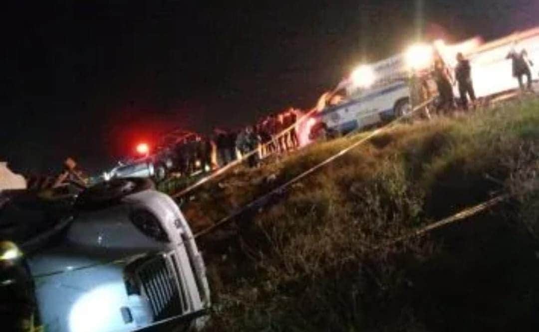 Video: Se voltea tráiler, gente hace rapiña; nadie ayuda al chofer y muere