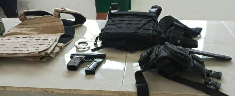 Detienen a dos con uniforme del ejército y arma de balines en Tulum