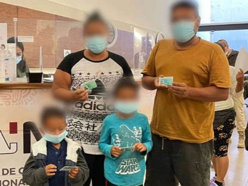 El INM hace entrega de CURP y tarjetas de visitante a mil 574 migrantes
