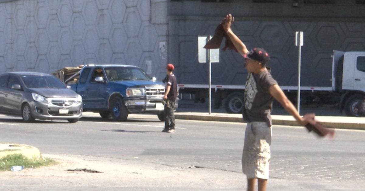 Ante apagón de semáforos, limpiaparabrisas dirigen el tráfico en periférico de Torreón