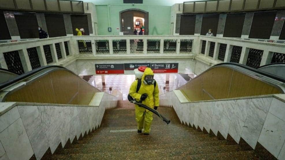 Nueva ola de COVID-19 en Europa es un tsunami; culpan a no vacunados y se debate dosis obligatoria