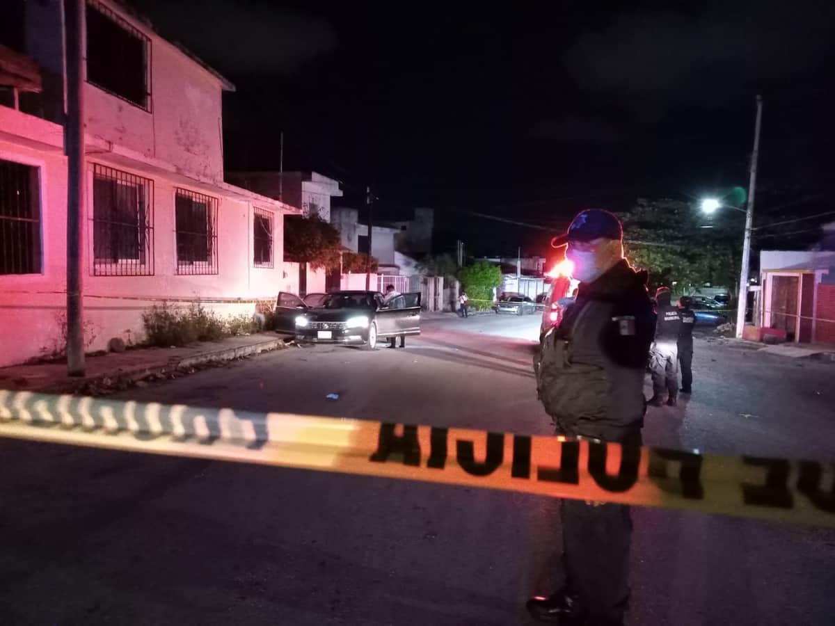 Persiguen a sujetos en vehículo en Cancún y los balean; dejan un muerto y cinco heridos