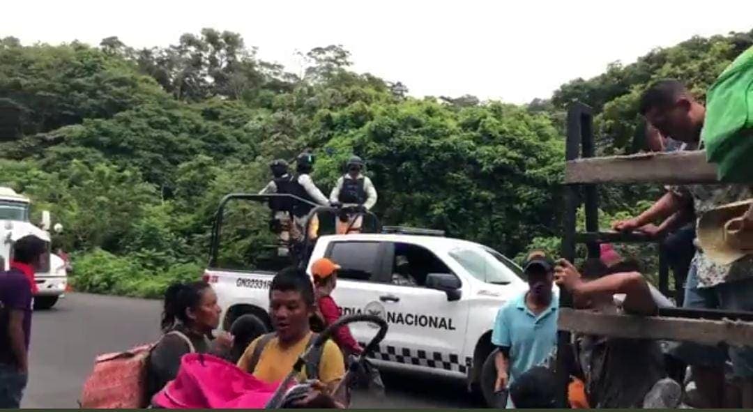 Video: Guardia Nacional baja de vehículos a migrantes; los obliga a ir a pie