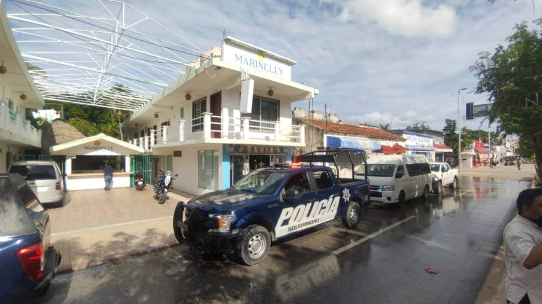 Muere turista en Playa del Carmen, al caer de hotel