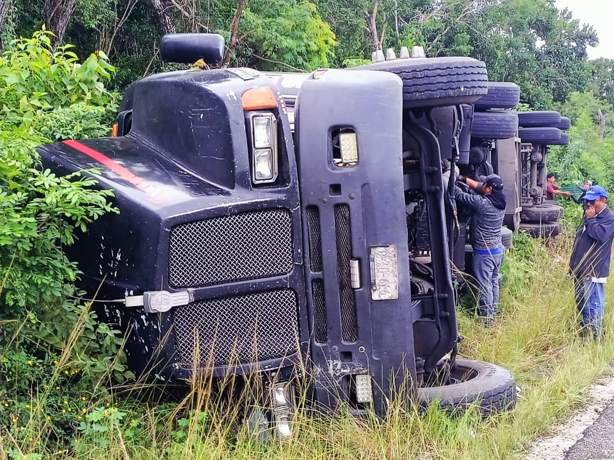 Vuelca un tráiler cargado con frutas y verduras en tramo carretero de Playa del Carmen