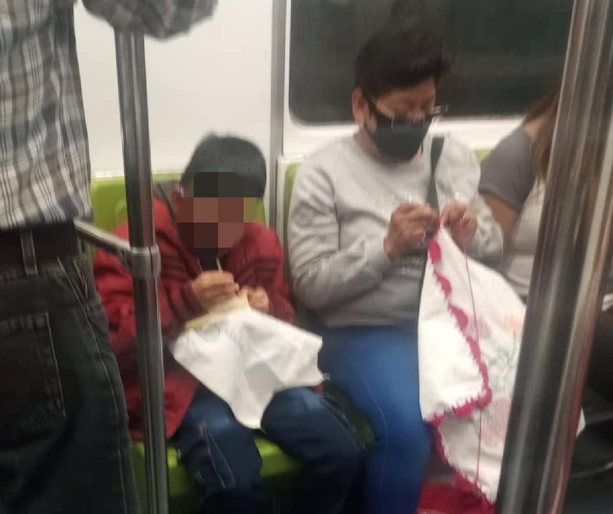 La imágen más bella de hoy: niño ayuda a su abuelita a bordar para salir adelante