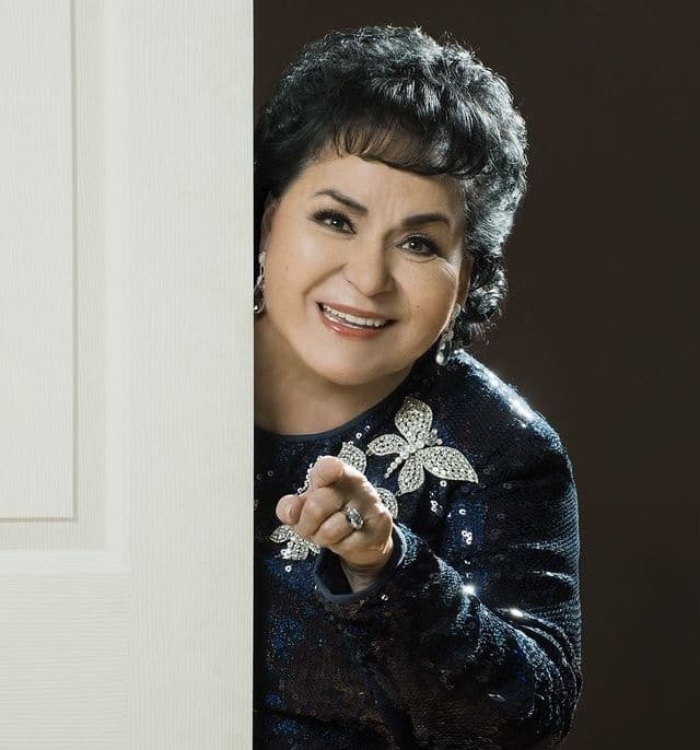 Carmen Salinas mueve los pies al escuchar la voz de su hija