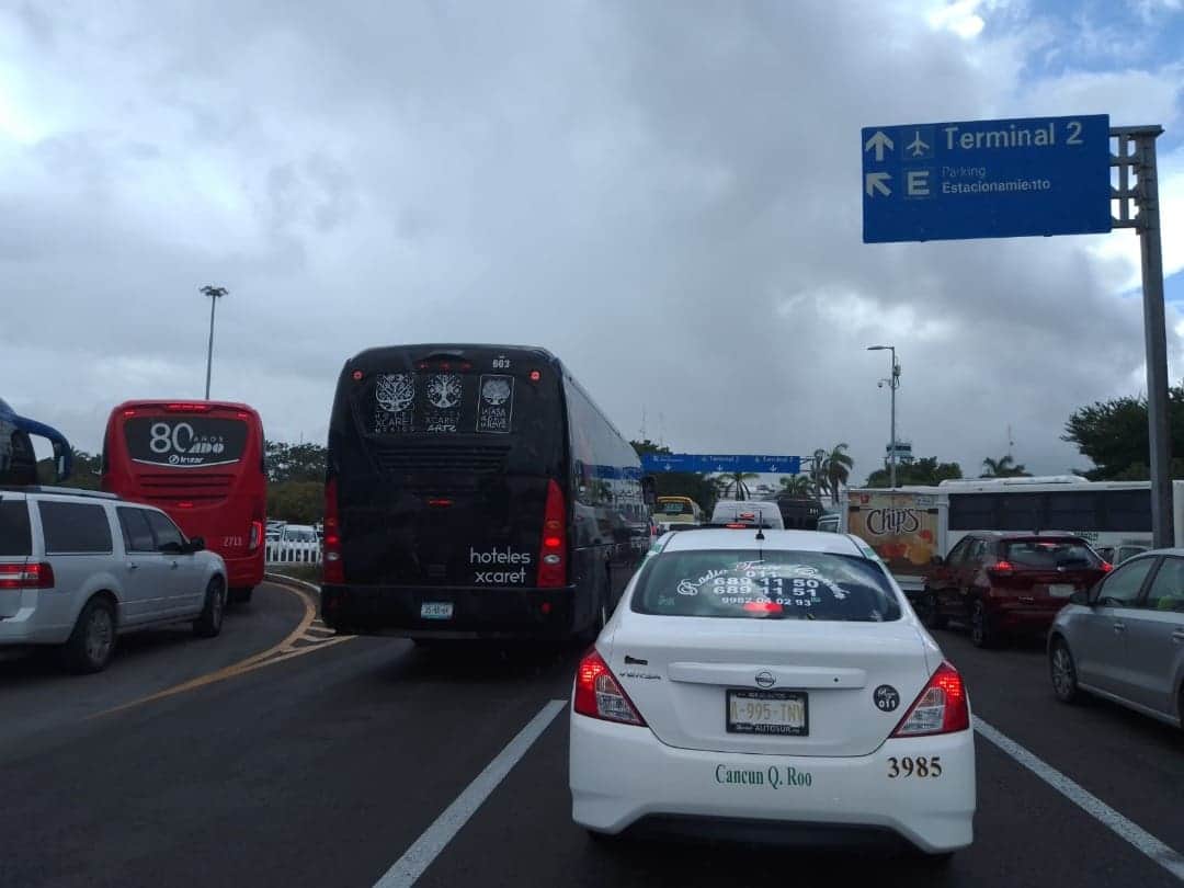 Tres lesionados en fuerte choque cerca del aeropuerto de Cancún