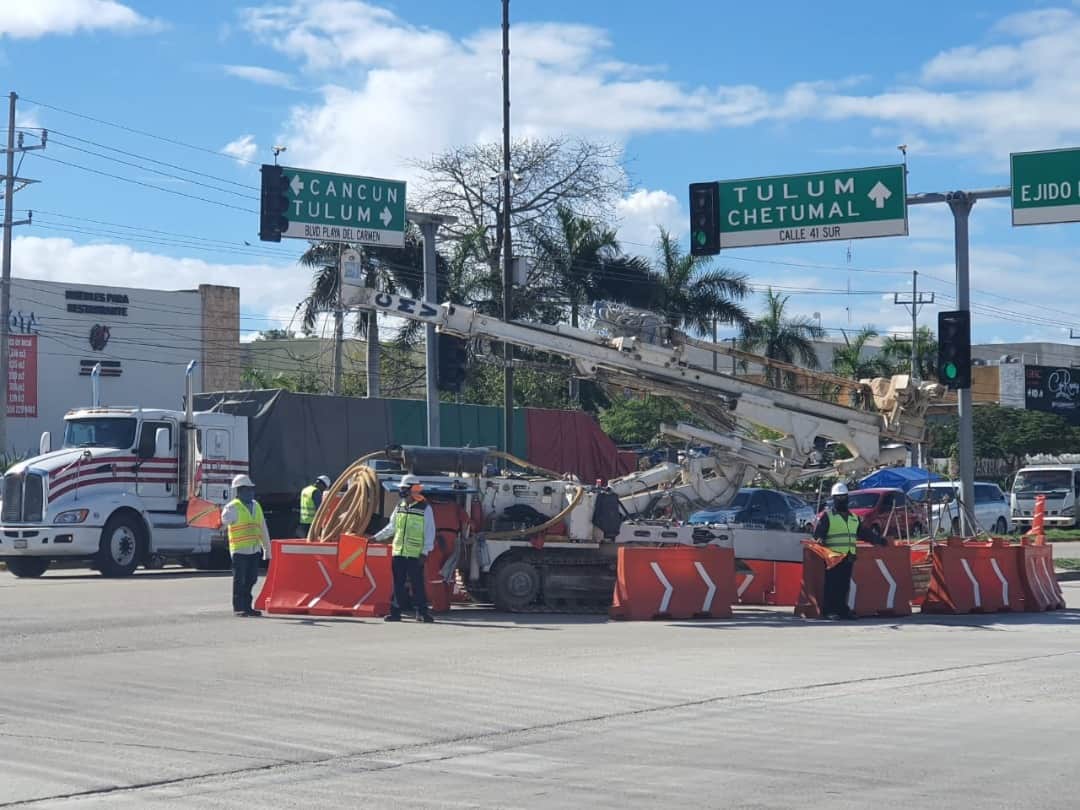 Se descompone grúa del Tren Maya a mitad de un cruce vial en Playa del Carmen